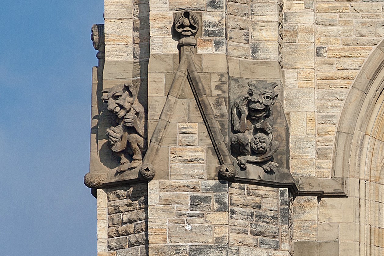 Des grotesques perchées sur la Tour de la Paix de l’édifice du Centre jouent des instruments de musique. (Crédit photo : Bibliothèque du Parlement)
