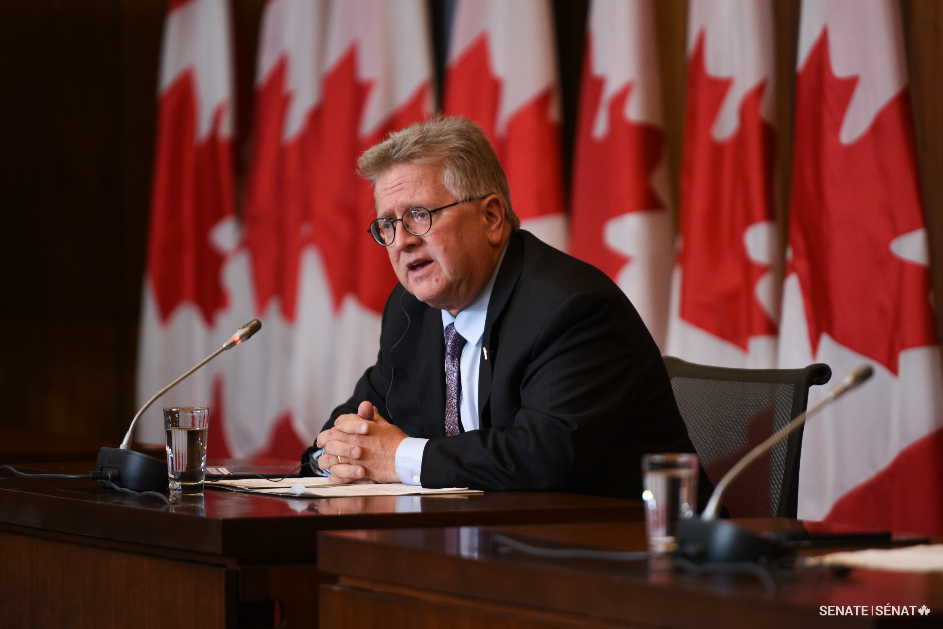Le sénateur Black prononce quelques remarques au sujet des conclusions et des recommandations de leur étude sur les inondations de 2021 en Colombie-Britannique lors de la conférence de presse du comité.