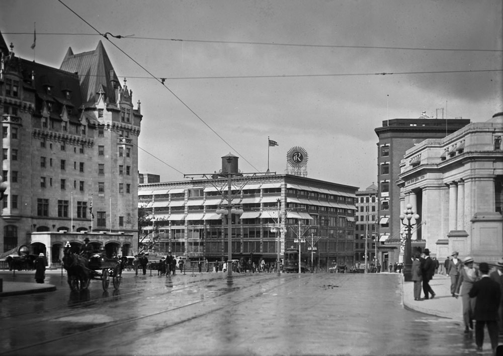 Rue Laurier en août 1914; à gauche le Château Laurier, à droite la gare centrale du Grand Trunk, et plusieurs autres immeubles aujourd’hui disparus (Crédit photo : Bibliothèque et Archives Canada)