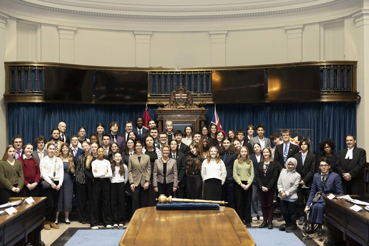 Un groupe de personnes debout devant un podium