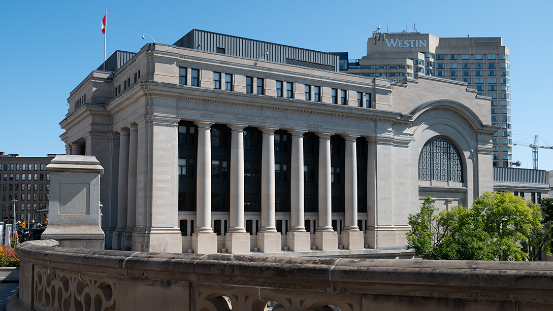 La façade ouest ensoleillée de l’édifice du Sénat du Canada, au centre ville d’Ottawa.