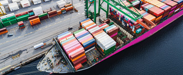 Un porte-conteneurs dans un port.