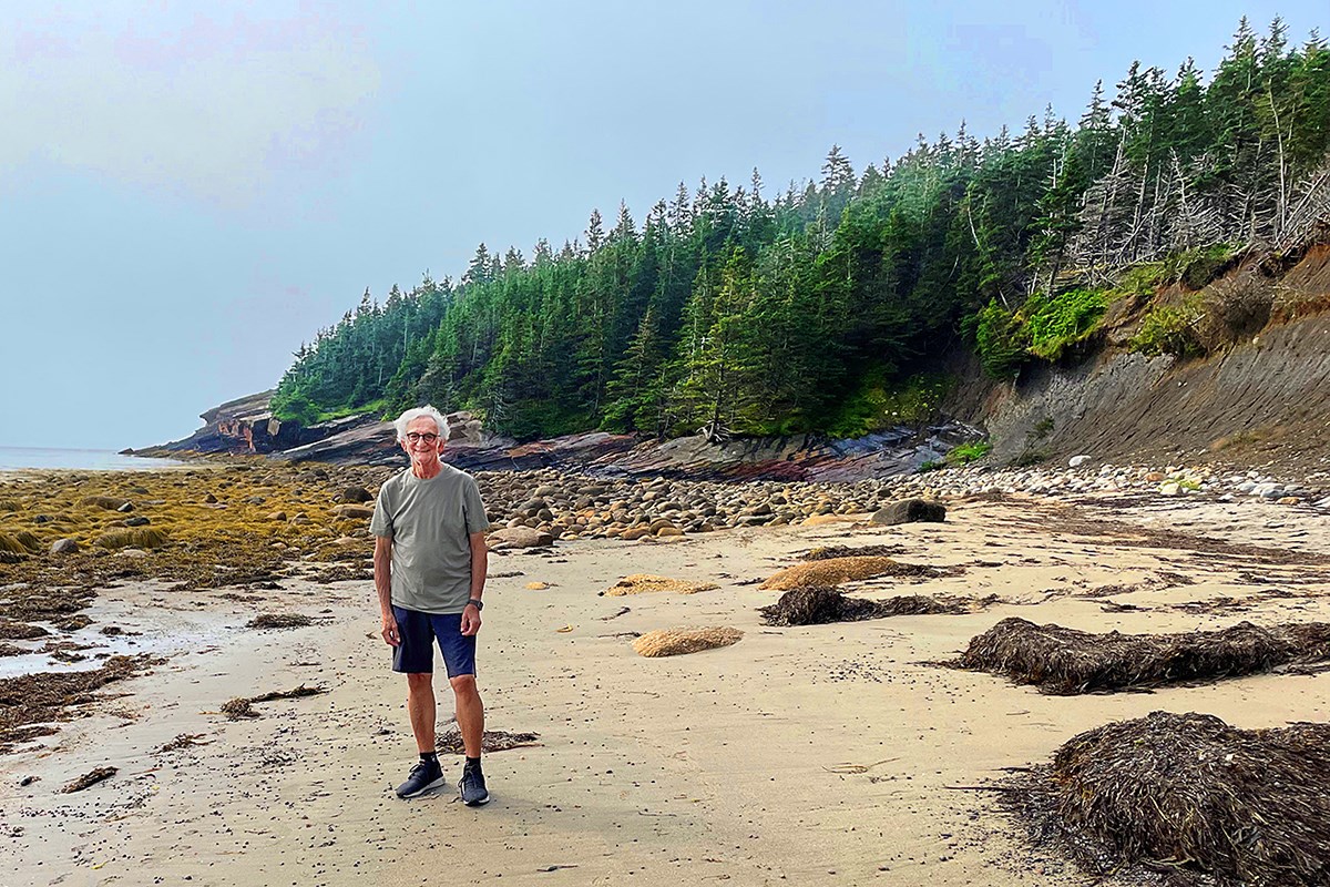 SLe sénateur Wetston est photographié en août 2021 à Hirtle’s Beach, près de Lunenburg, en Nouvelle-Écosse — la province où il a grandi. (Crédit photo : Bureau du sénateur Howard Wetston)