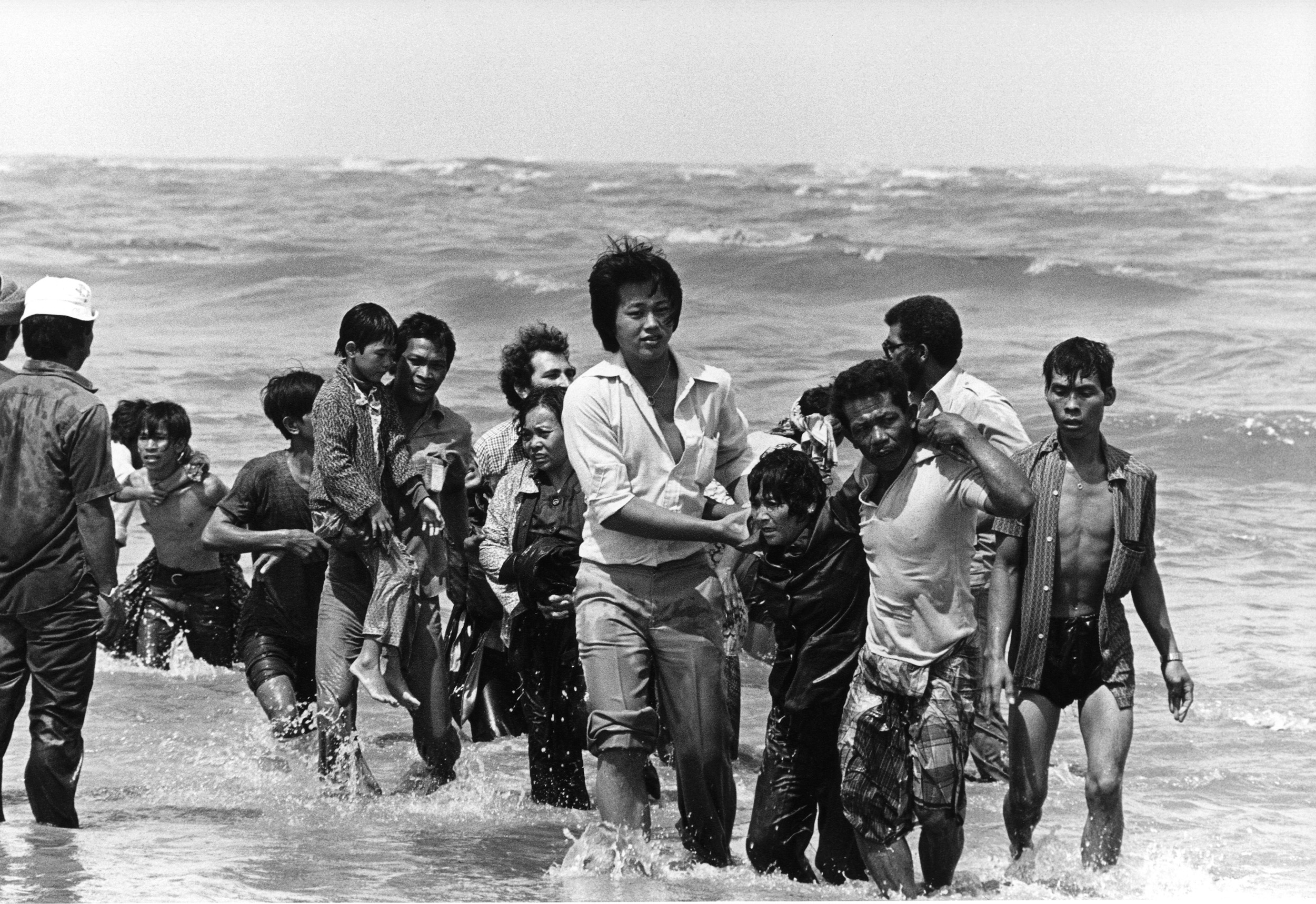 Des réfugiés vietnamiens sortent de l'ocean.
