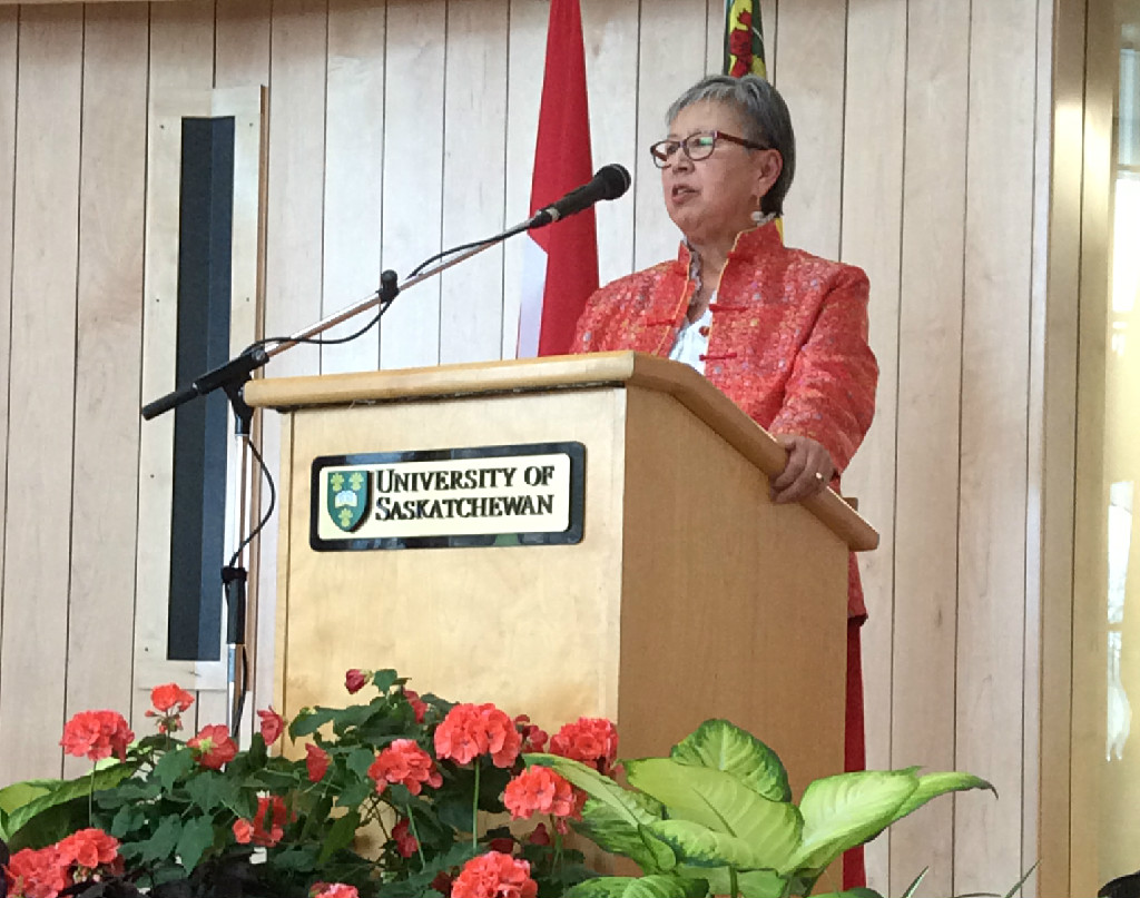La senatrice prononce un discours a l'universite de Saskatchewan.