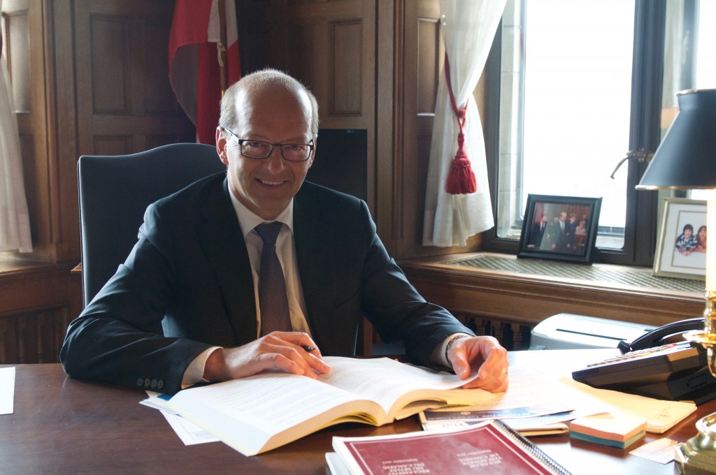 Le senateur Carignan dans son bureau.