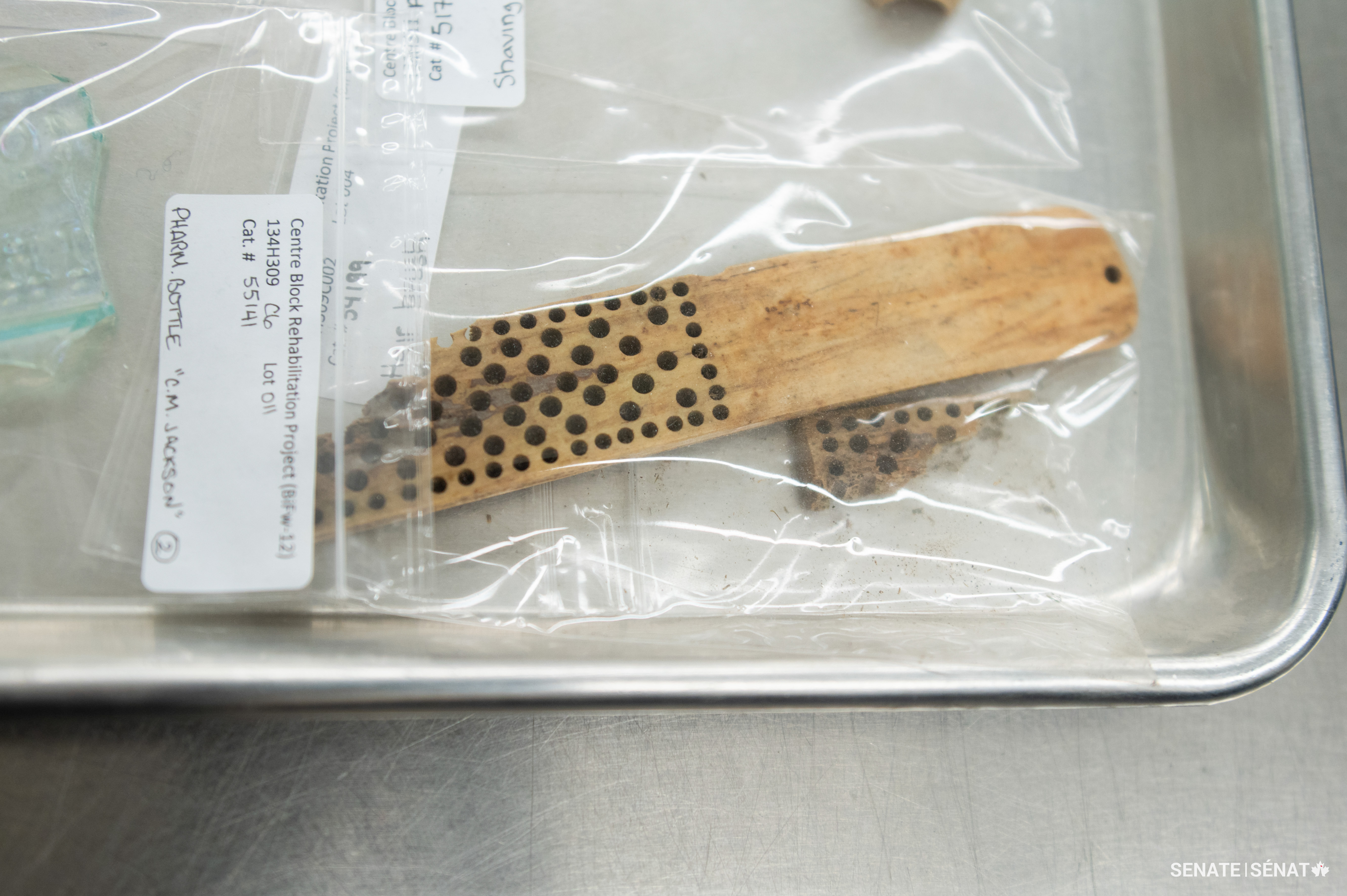 De vieux articles de toilette, comme des brosses à cheveux et des produits de rasage, ont été découverts lorsque les archéologues ont fouillé le site.