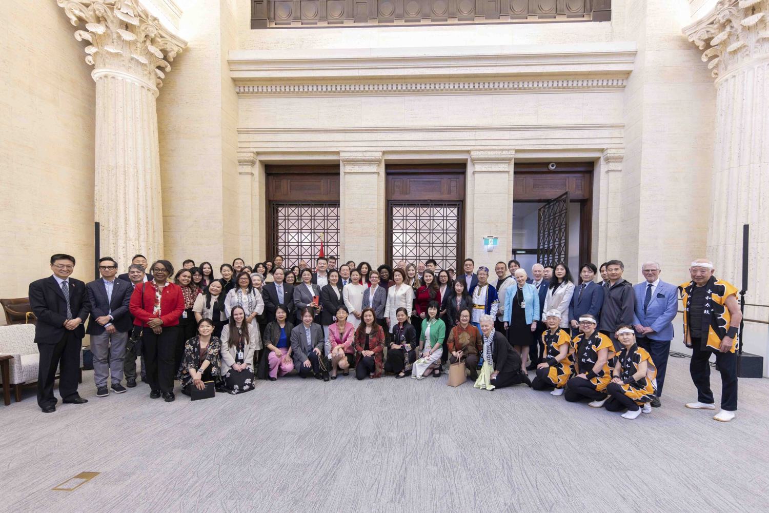 Un grand groupe de personnes se fait prendre en photo.