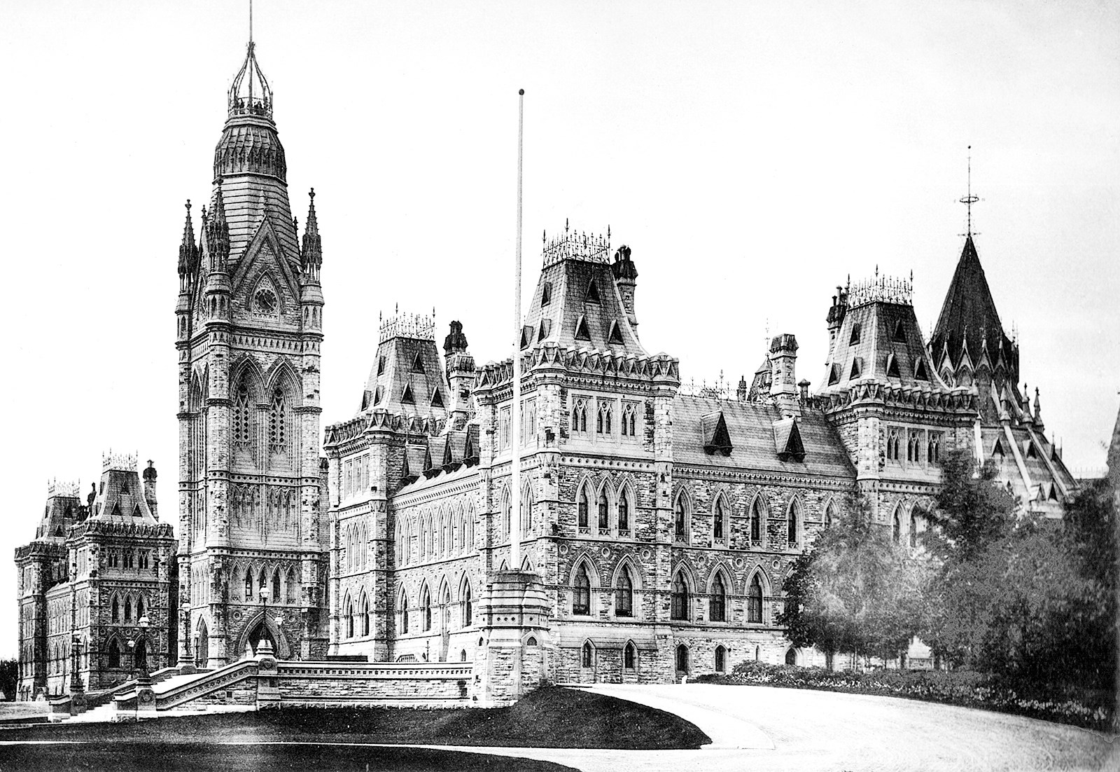 A view of the Parliament Building in 1880, looking west. (Photo credit: Library and Archives Canada)