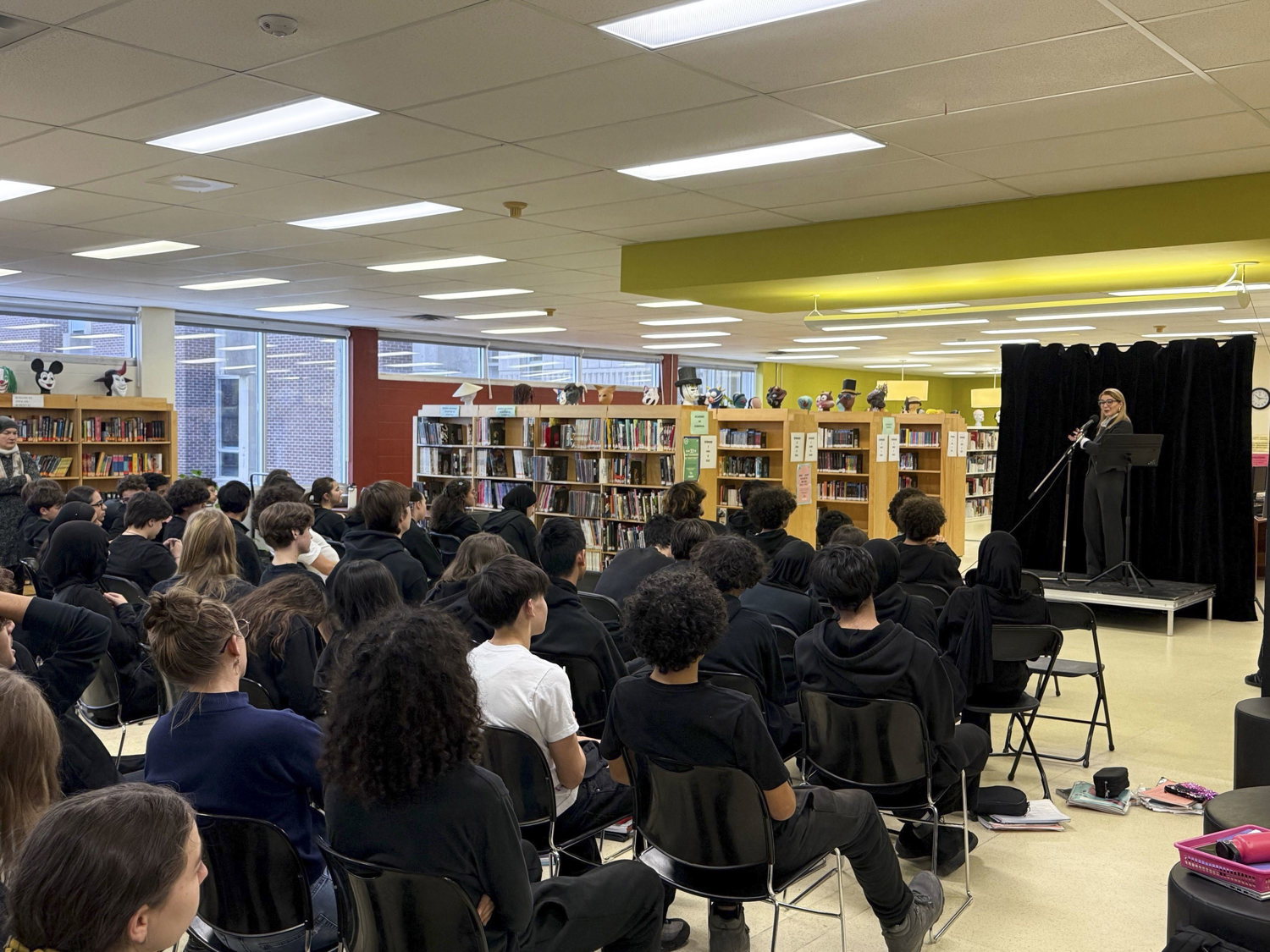 Le lundi 24 novembre 2025 – La sénatrice Manuelle Oudar avec des élèves; visite coordonnée par S’ENgage; Académie de Roberval, Montréal, Québec. Crédit photo : Gino Lévesque, enseignant