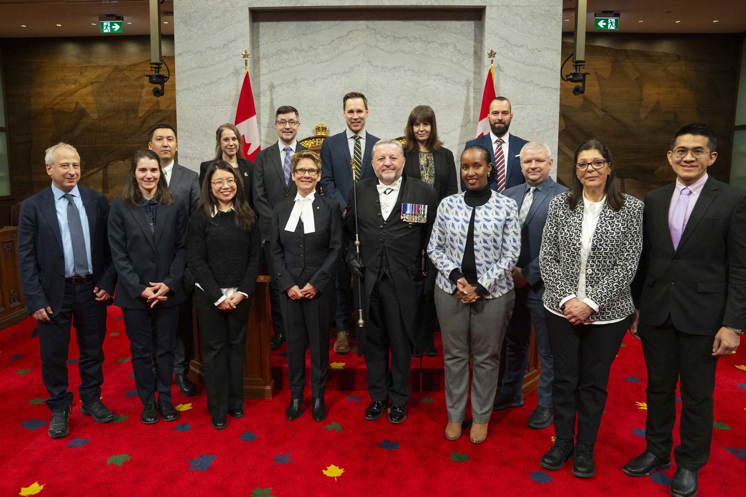 Un groupe de personnes est photographié dans la Chambre du Sénat