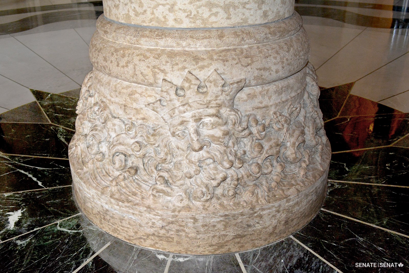 La figure de Poséidon – le dieu grec des mers, des tempêtes et des tremblements de terre – est sculptée dans la colonne centrale de la rotonde.