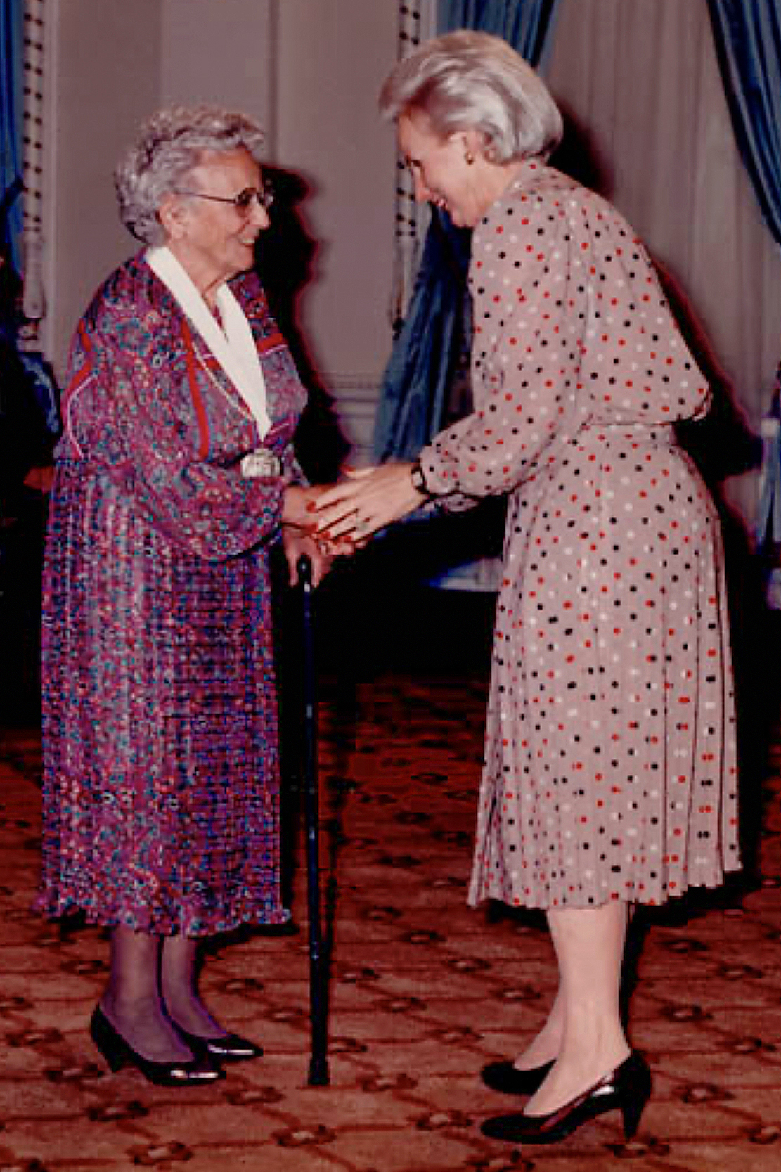 Jeanne Sauvé, première femme gouverneure générale du Canada, remet à la sénatrice Fergusson le Prix du gouverneur général en commémoration de l’affaire « personne » en 1986. (Crédit photo : Condition féminine Canada/Archives nationales)