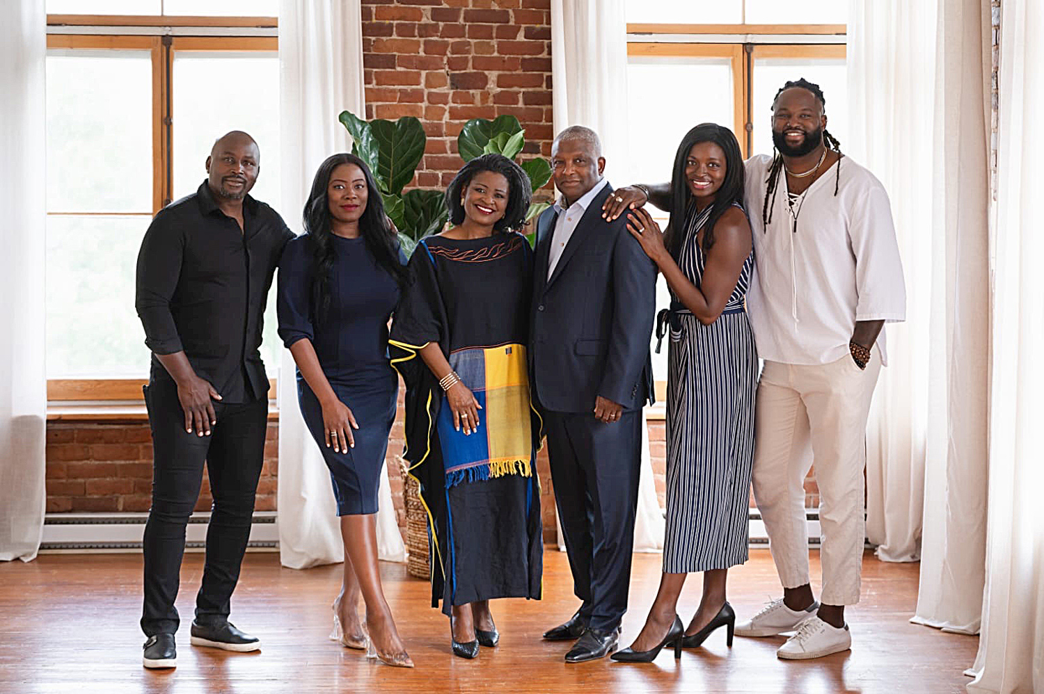 La sénatrice Gerba avec son mari, Malam Gerba, et leurs enfants Ali, Aïcha, Habi et Kiari. (Crédit photo : Bureau de la sénatrice Amina Gerba)