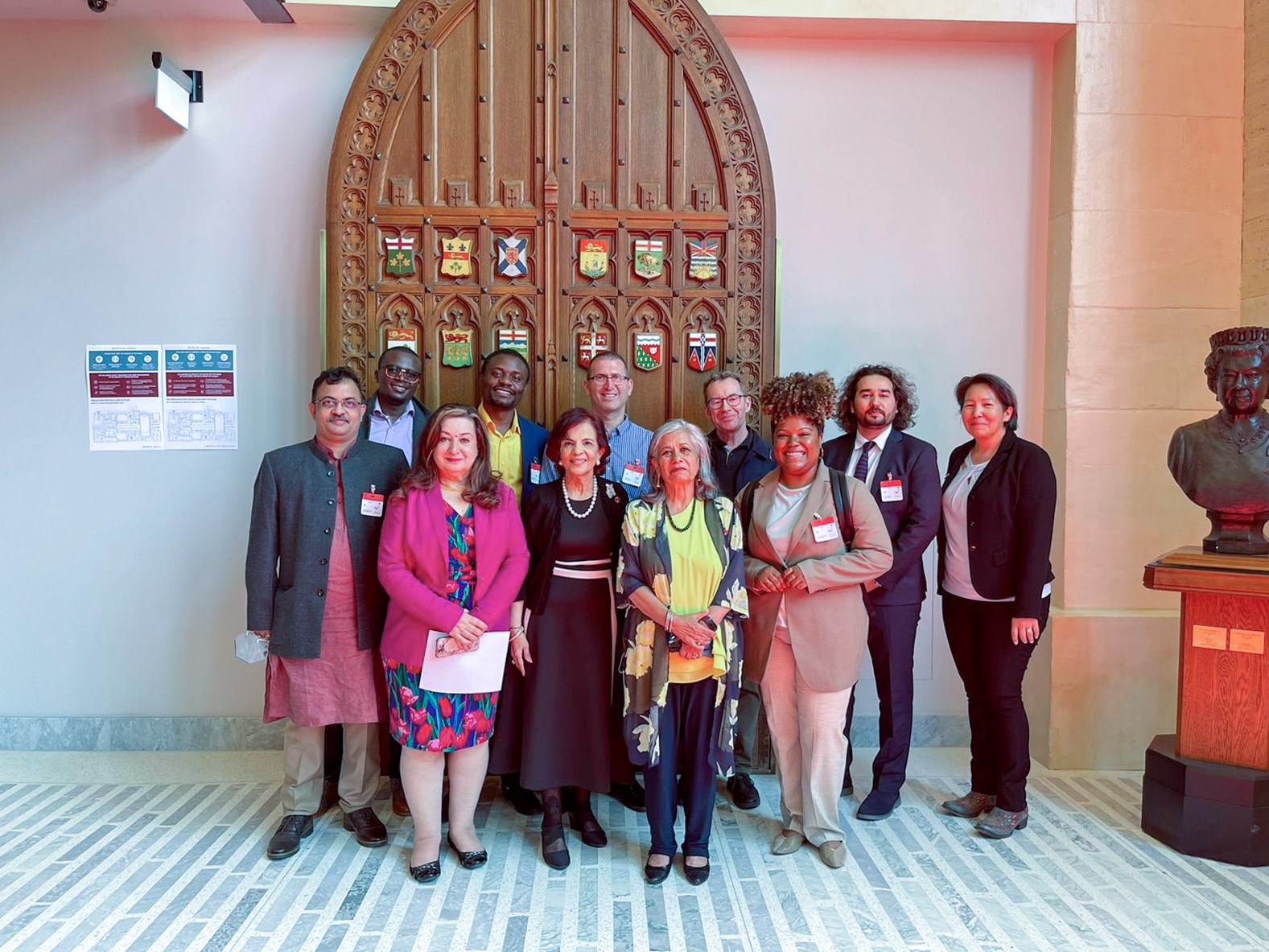 Le mercredi 11 mai 2022 — Les sénatrices Salma Ataullahjan, Mobina S. B. Jaffer et Ratna Omidvar (devant, à partir de la gauche, respectivement) accueillent les lauréats du Prix mondial du pluralisme 2021 au Sénat du Canada. La sénatrice Omidvar était membre du jury pour l’attribution de ce prix.