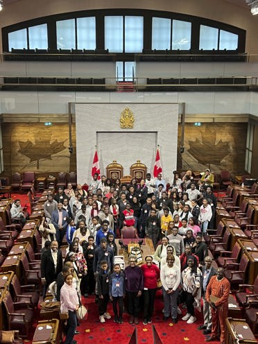 Un groupe de personnes debout dans une salle.