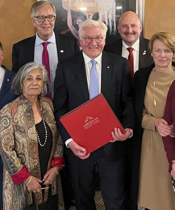 Wednesday, April 23, 2023 – Senator Ratna Omidvar, left, meets in Ottawa, Ontario, with the President of Germany, Frank-Walter Steinmeier, centre, and his wife Elke Büdenbende, right, to discuss Canadian-German relations. She also met members of the German Bundestag Dietmar Bartsch, back left, and Bernd Rützel, back right.
