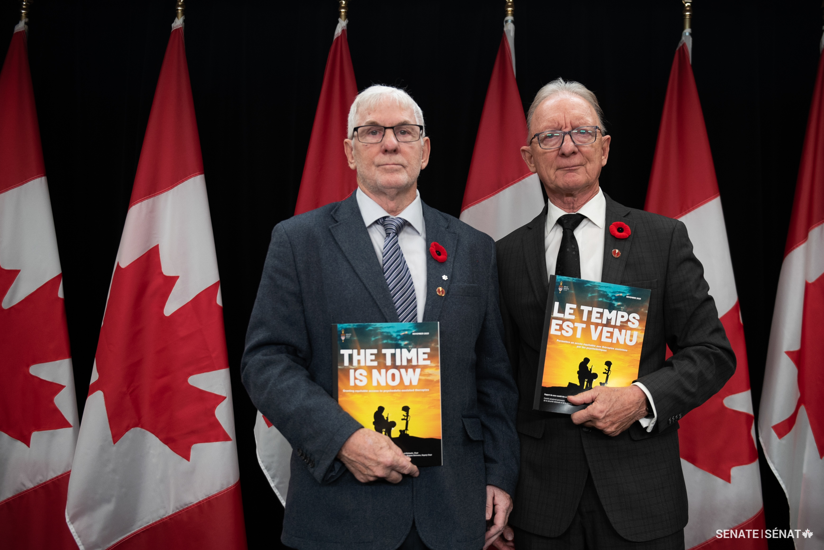 Les sénateurs David Richards et Pierre-Hugues Boisvenu, présentent des exemplaires du rapport du Sous-comité sénatorial des anciens combattants intitulé, « Le temps est venu : Permettre un accès équitable aux thérapies assistées par les psychédéliques ».