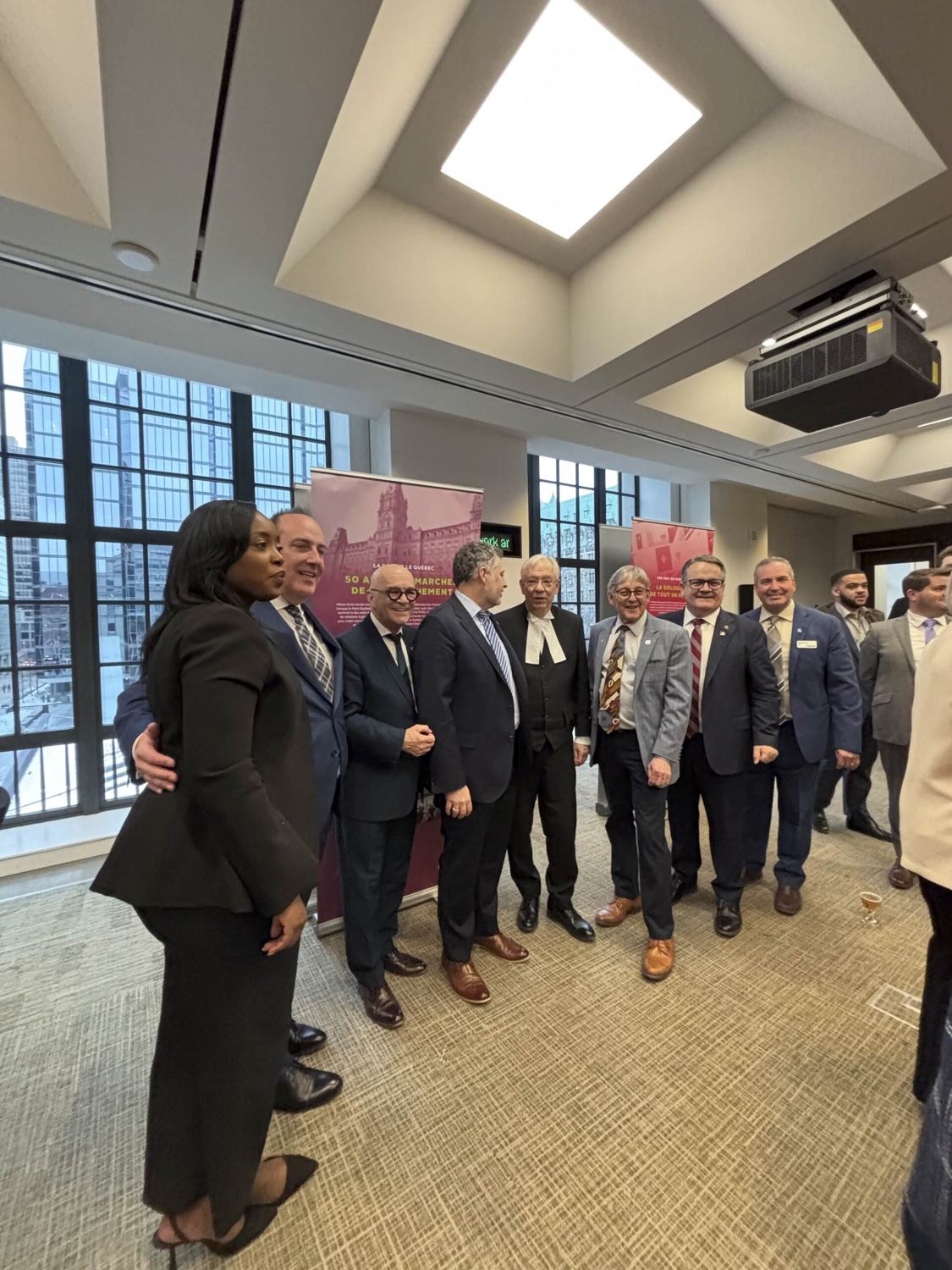 Un groupe de personnes se fait prendre en photo