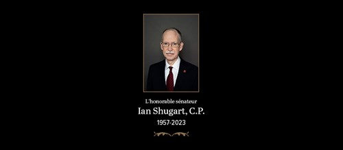 Un portrait de l’honorable sénateur Ian Shugart, C.P., sur fond noir avec l’année de sa naissance et de son décès (1957-2023).