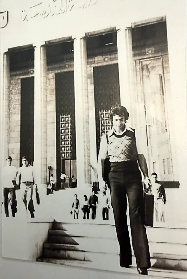 Jeune étudiant en génie des télécommunications, Mohammad Al Zaibak descend les marches de la faculté d’ingénierie de l’Université d’Alexandrie, en Égypte. (Crédit photo : Bureau du sénateur Mohammad Al Zaibak)