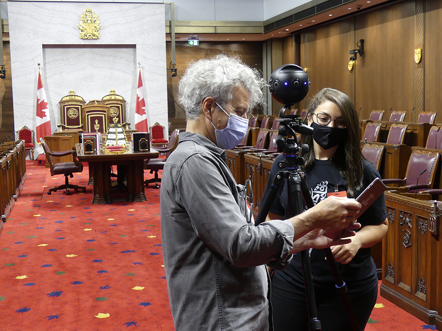 Le professeur Stephen Fai, directeur du Studio des médias immersifs de l’Université Carleton (communément appelé le CIMS), et Reem Awad, une chercheuse de CIMS, inspectent leur travail alors qu’ils photographient l’édifice du Sénat du Canada.
