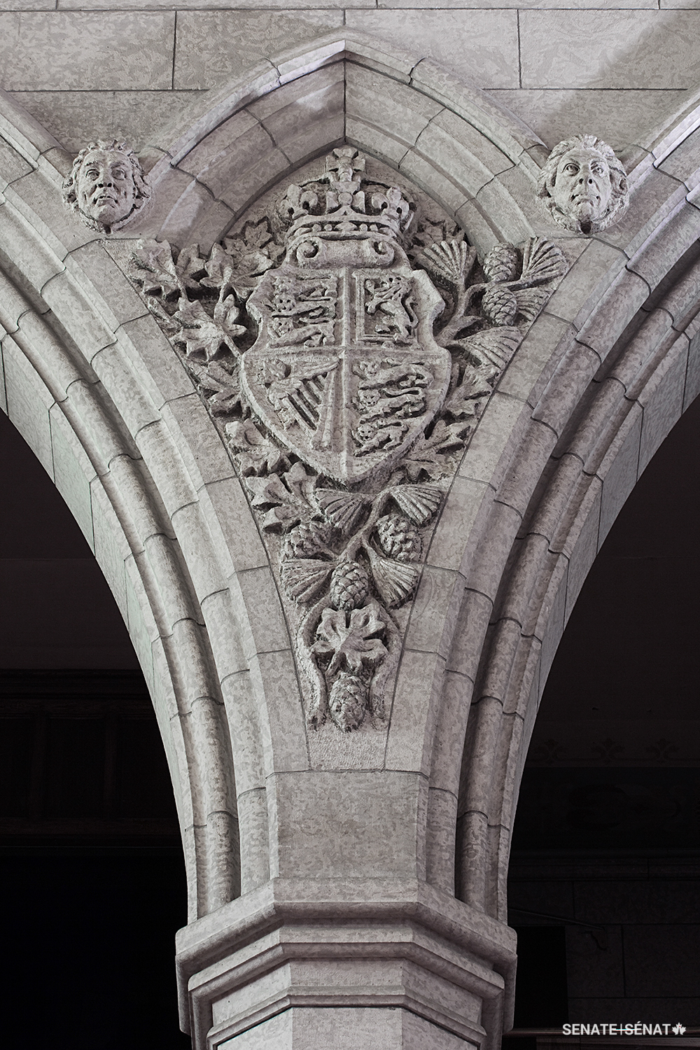 Des effigies des commandants britanniques James Wolfe et Isaac Brock flanquent les armoiries du Royaume Uni au-dessus de l’entrée de la Chambre du Sénat.