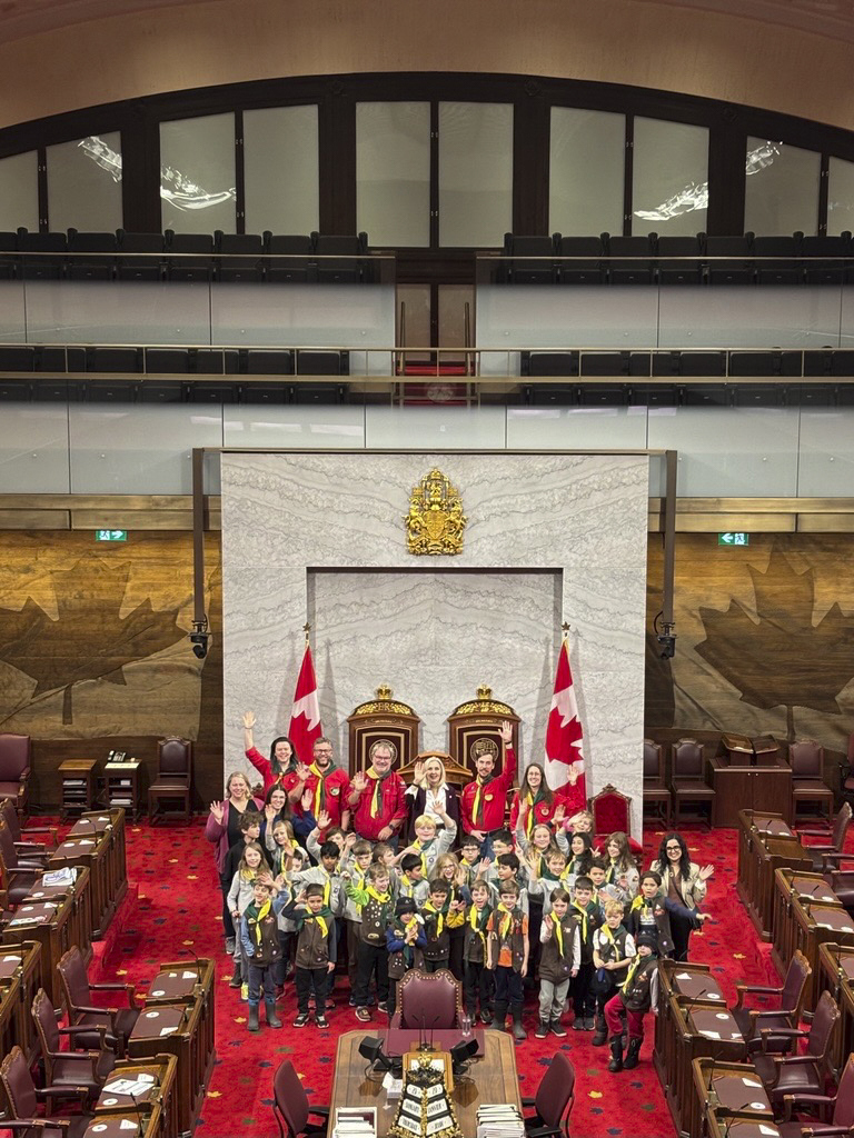 Un groupe de personnes est photographié dans la Chambre du Sénat