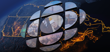 Le logo de CBC/Radio‑Canada formé de segments contenant des images d’une personne tenant un microphone, les aurores boréales du Canada, une tour de télécommunications, d’un autobus scolaire et de scènes communautaires, sur un fond bleu foncé avec une carte lumineuse du Canada en arrière‑plan