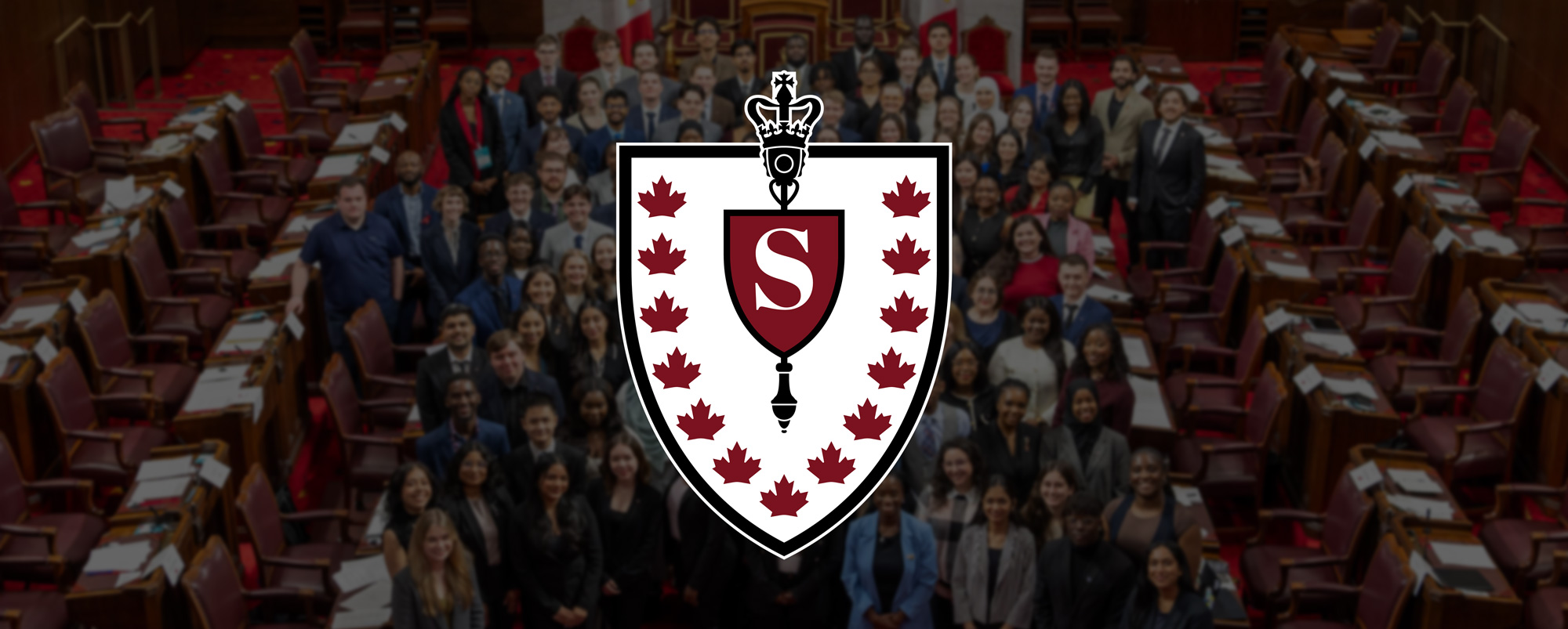 Logo de la Simulation du Sénat sur un fond de la Chambre rouge.