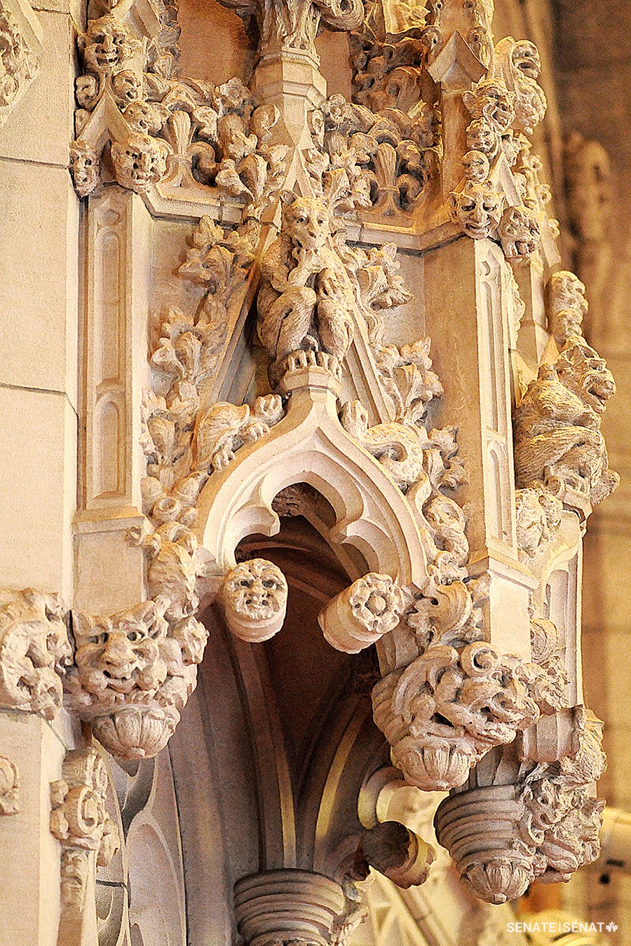 Un groupe de grotesques décore une niche élevée des murs de la Chambre du Sénat dans l’édifice du Centre. (Crédit photo : Bibliothèque du Parlement)