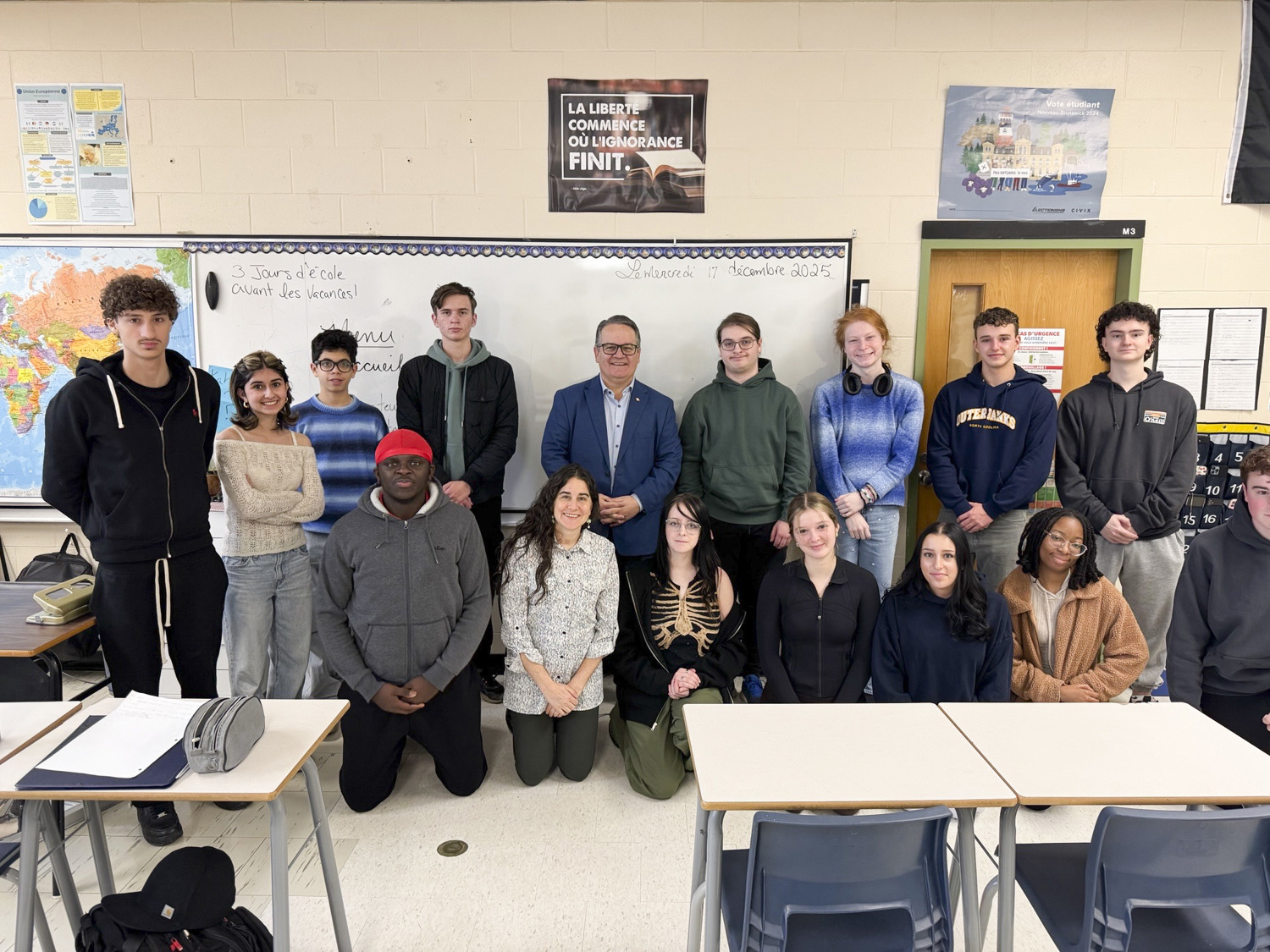 Le mercredi 17 décembre 2025 – Le sénateur Victor Boudreau, rangée arrière, au milieu, en compagnie d’élèves; visite coordonnée par S’ENgage; École secondaire Mathieu-Martin, Dieppe, Nouveau-Brunswick.