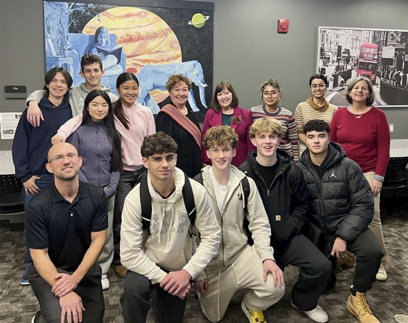 Le vendredi 13 décembre 2024 – Les sénatrices Yvonne Boyer et Mary Coyle, dernière rangée, cinquième et quatrième à partir de la droite; visite avec des élèves; école secondaire Sir Robert Borden, Ottawa, Ontario.