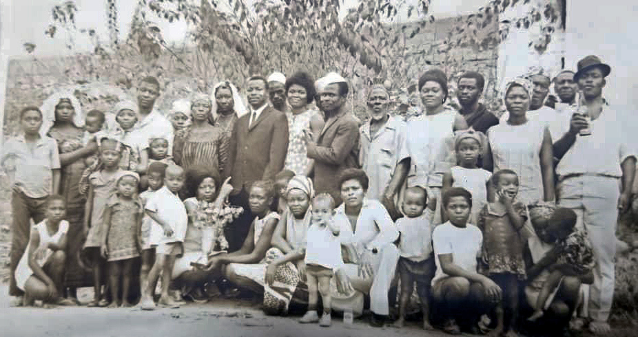La sénatrice Gerba (la petite fille vers la droite qui est debout et porte un chapeau) au Cameroun avec sa famille élargie. (Crédit photo : Bureau de la sénatrice Amina Gerba)