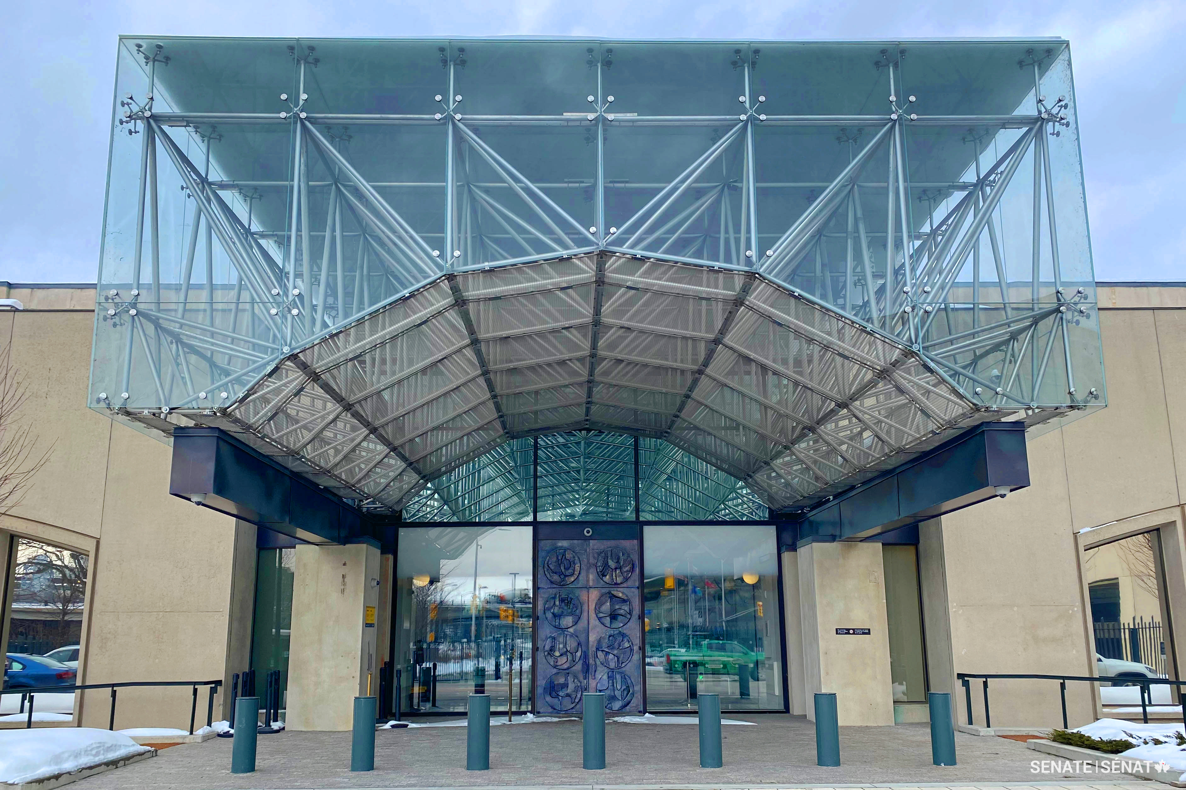 The bronze doors are at the centre of a modernist addition, built to provide extra security when the Government Conference Centre hosted the 1973 Commonwealth Heads of Government meeting.