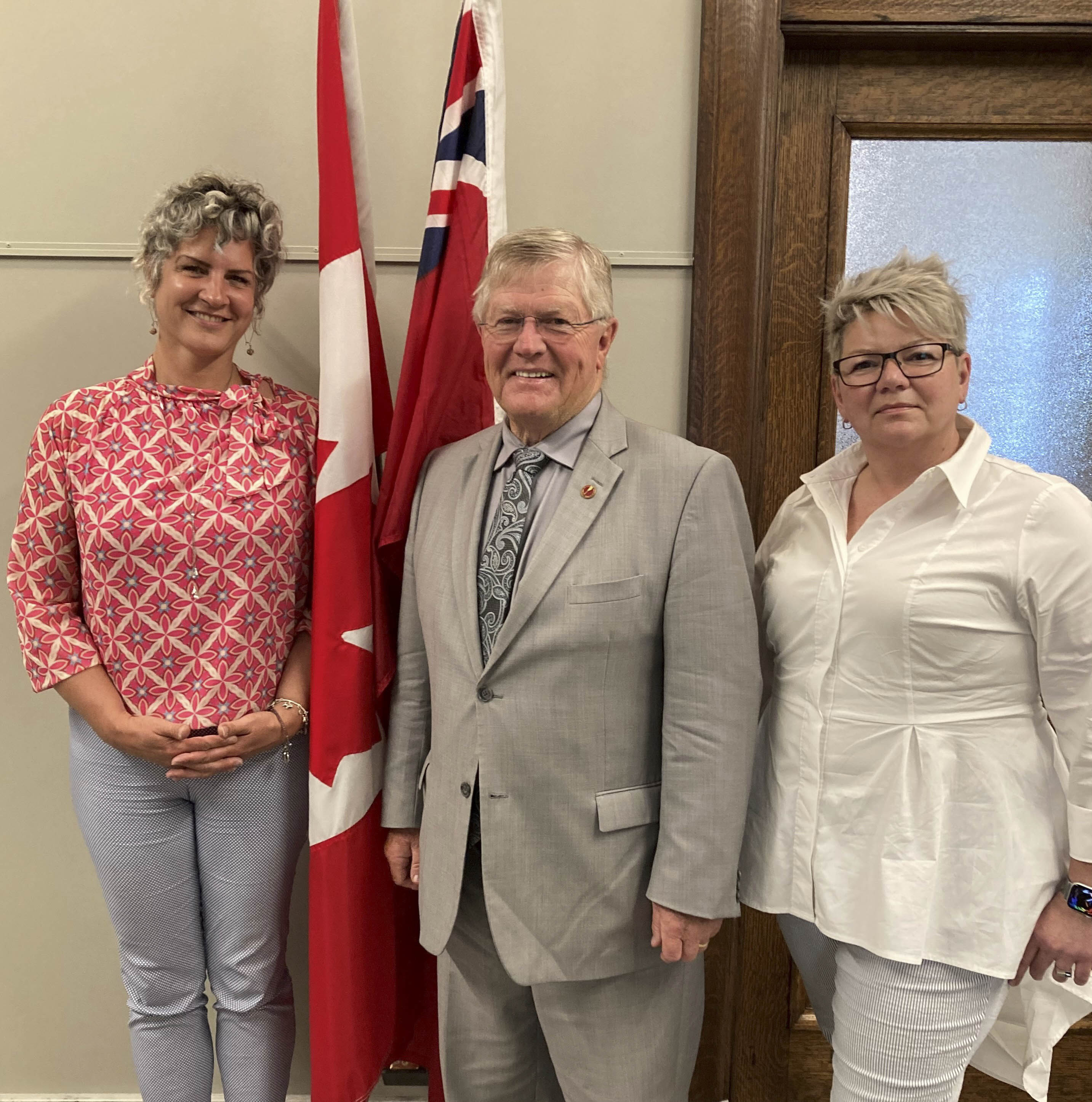 Thursday, June 1, 2023 – Senator Don Plett meets with Christine Carriere, president and CEO of Pets Canada, left, and Tonya Martin, vice-president of advocacy and regulatory affairs at Pets Canada, in the Senate of Canada Building to discuss their concerns about Bill S-241, the Jane Goodall Act.