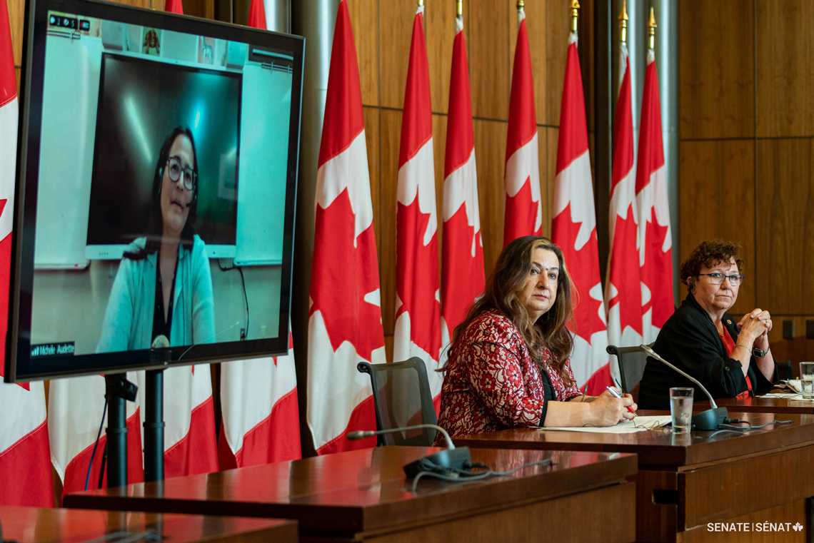 Les sénatrices Michèle Audette, Salma Ataullahjan, présidente du comité, et Yvonne Boyer présentent le deuxième rapport du Comité sénatorial des droits de la personne sur la stérilisation forcée et contrainte lors d’une conférence de presse tenue à l’Amphithéâtre national de la presse à Ottawa.