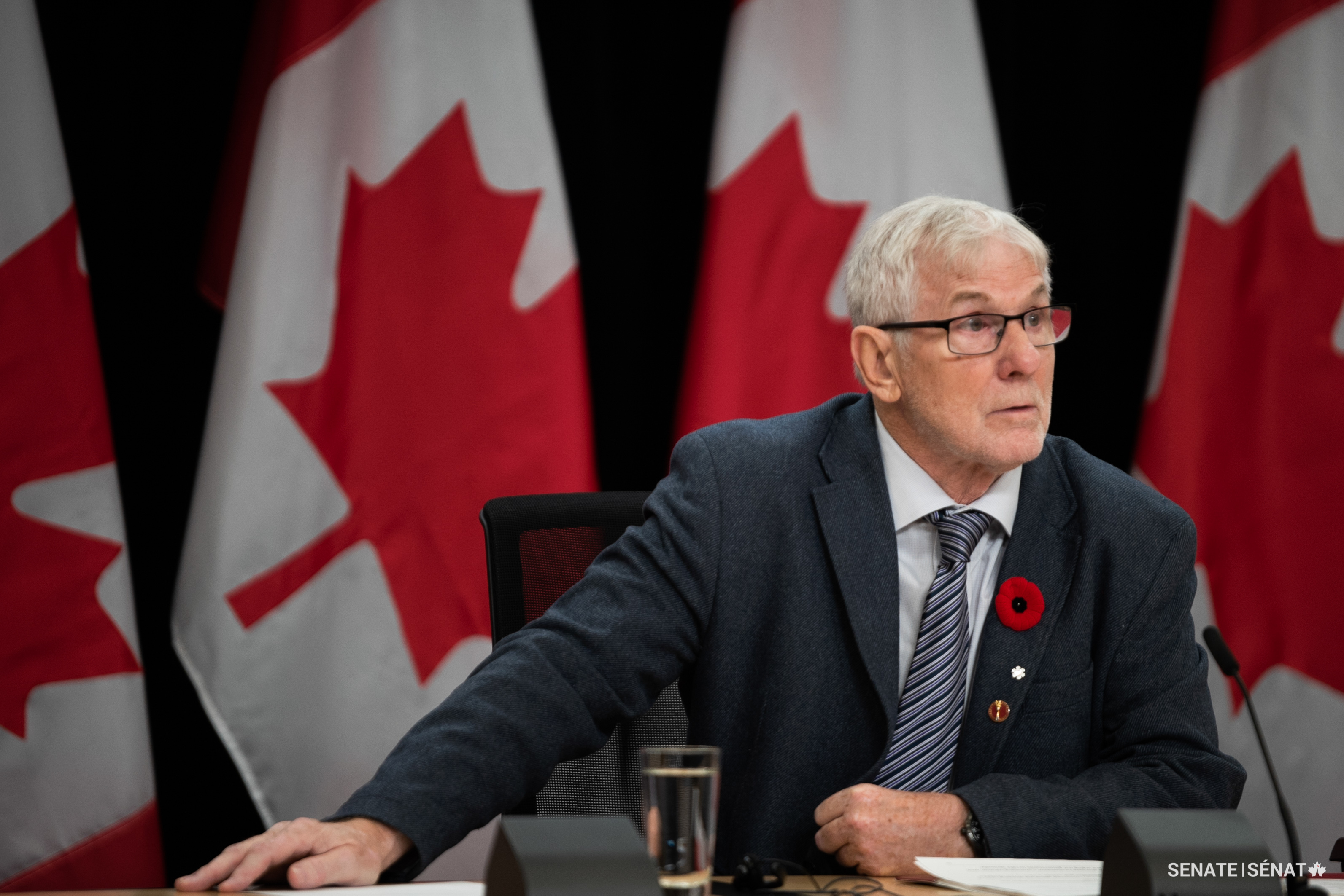 Le sénateur David Richards, président du Sous-comité sénatorial des anciens combattants, répond aux questions des journalistes lors d’une conférence de presse pour annoncer le dernier rapport du sous-comité sur les thérapies assistées par les psychédéliques pour les vétérans.