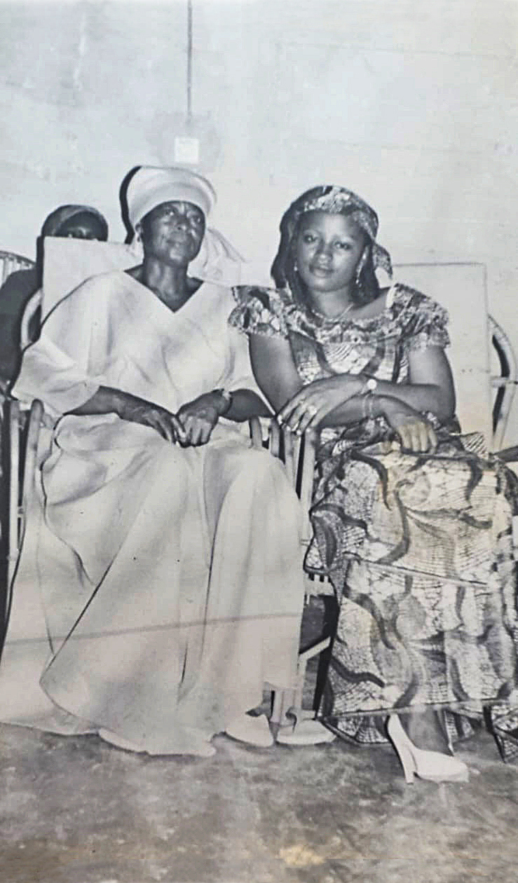 Originaire du Cameroun, la sénatrice Amina Gerba a été la seule fille de sa famille à fréquenter l’école. Elle exprime aujourd’hui sa gratitude envers sa cousine, qu’elle considère comme une seconde mère, pour lui avoir offert la chance de recevoir une éducation formelle. Les deux femmes sont photographiées ici le jour du mariage de la sénatrice. (Crédit photo : Bureau de la sénatrice Amina Gerba)