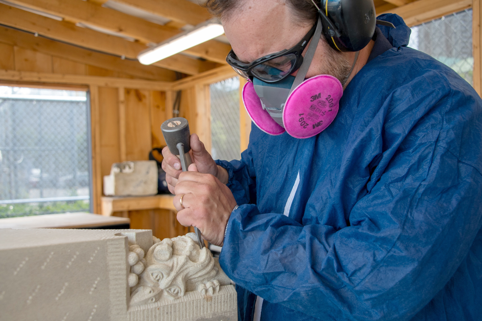 George Moldovan, sculpteur, ajoute des détails de finition à la sculpture.