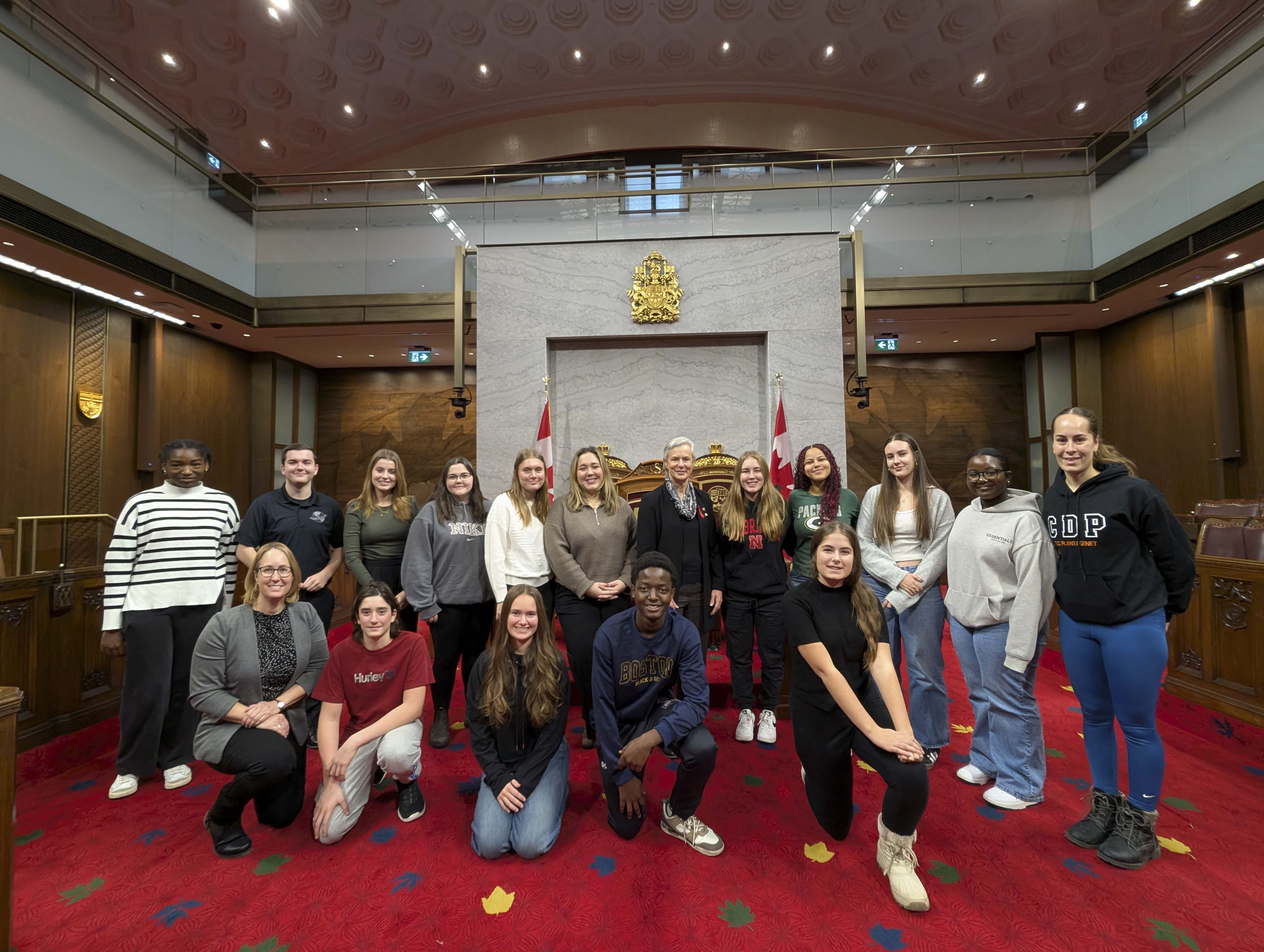 Le mercredi 4 décembre 2024 – La sénatrice Lucie Moncion, dernière rangée, sixième à partir de la droite, avec des élèves du Conseil scolaire de district catholique de l’Est ontarien; visite organisée par S’ENgage; édifice du Sénat du Canada, Ottawa, Ontario.