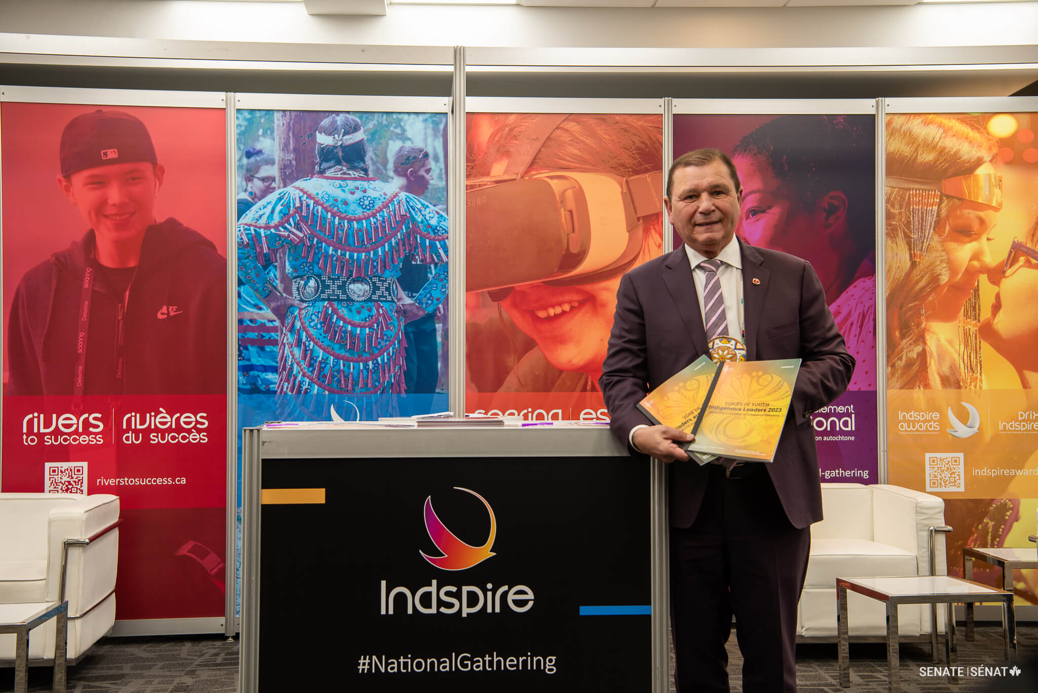 Le sénateur Brian Francis pose avec le rapport après l’avoir rendu public lors du Rassemblement national pour l’éducation autochtone d’Indspire, à Montréal, le 15 novembre 2023.