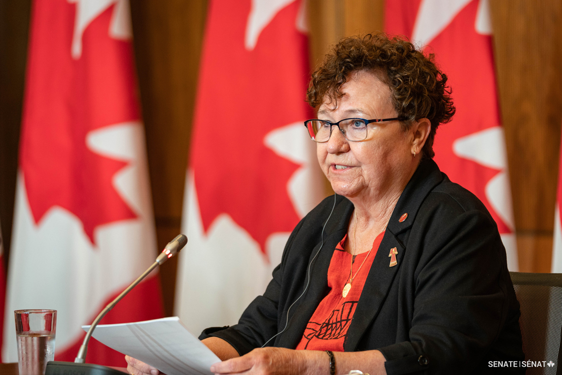 La sénatrice Boyer prononce quelques remarques lors de la conférence de presse du Comité sénatorial des droits de la personne à l’amphithéâtre national de la presse à Ottawa.