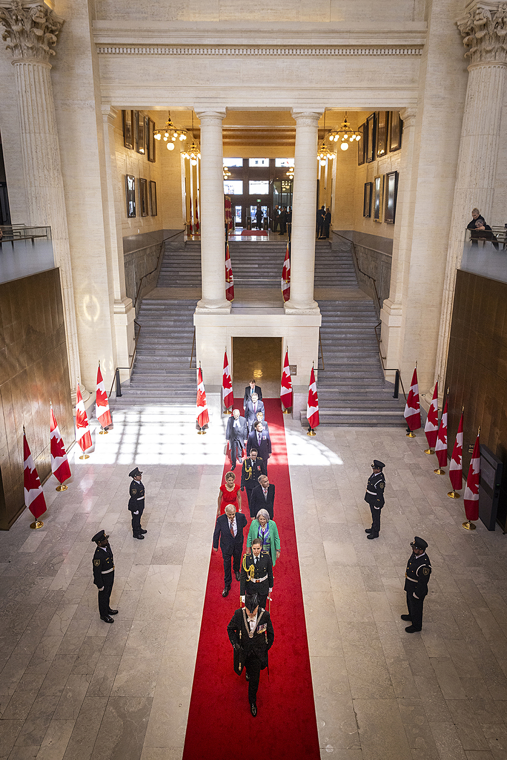 Outgoing governor general Mary Simon, third from the bottom, walked through the Senate of Canada Building’s airy, light-filled foyer in a parade that included Speaker Gagné, third from the top. The procession was led by Usher of the Black Rod J. Greg Peters, a senior protocol officer and the governor general’s personal attendant while she is in Parliament. (Photo credit: Department of Canadian Heritage)