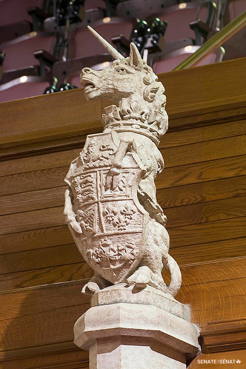 Une licorne trône au-dessus de l’estrade du Président, dans la Chambre du Sénat de l’édifice du Centre. Sur la Colline du Parlement, la licorne est toujours représentée avec un collier attaché à une chaîne. Seul le lien du pouvoir royal, que symbolise la chaîne, peut mater le fougueux animal.
