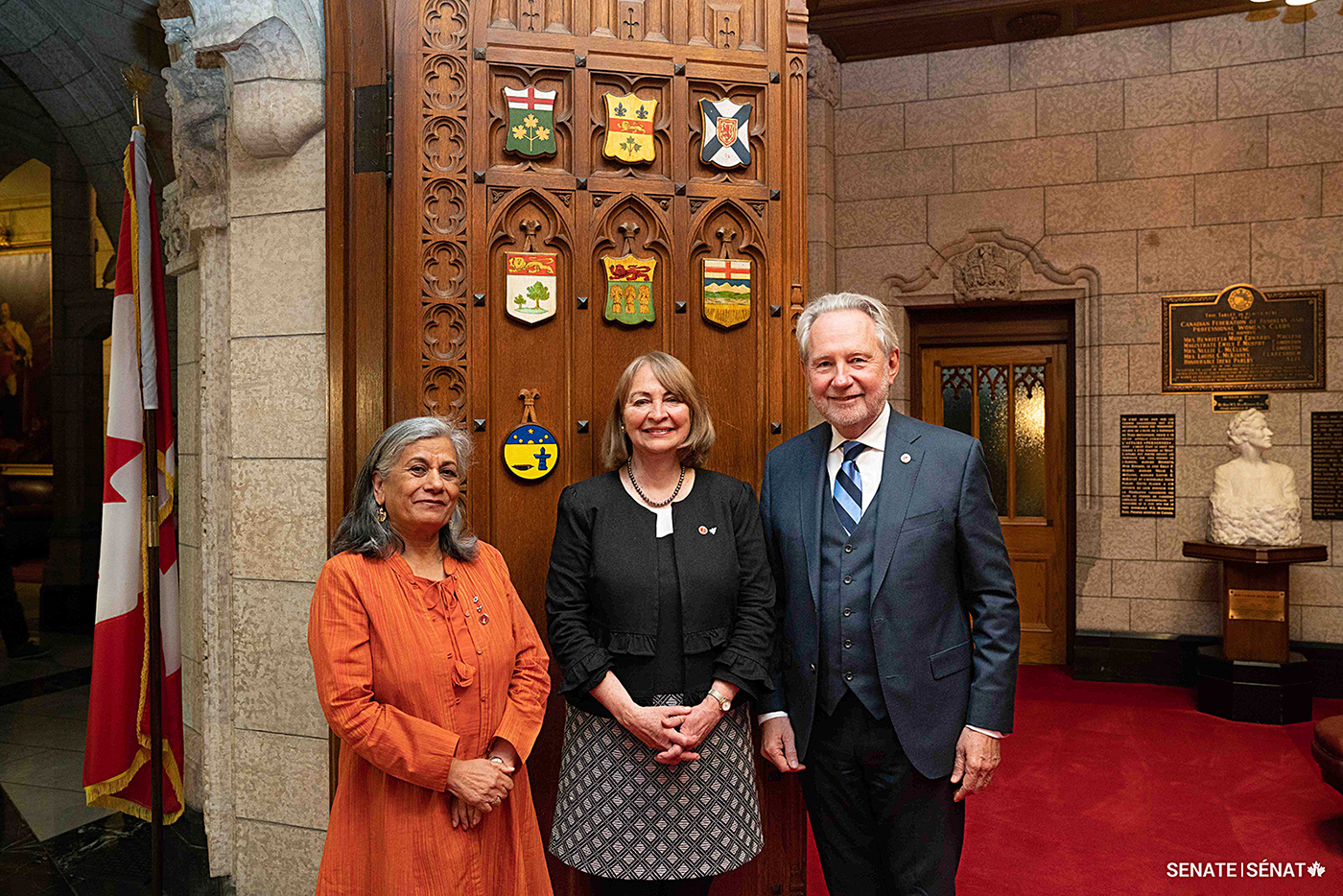 La sénatrice Donna Dasko aux côtés de Ratna Omidvar, alors sénatrice, son amie proche et sa marraine, et du sénateur Peter Harder, lors de sa cérémonie d’assermentation dans la demeure permanente du Sénat à l’édifice du Centre.