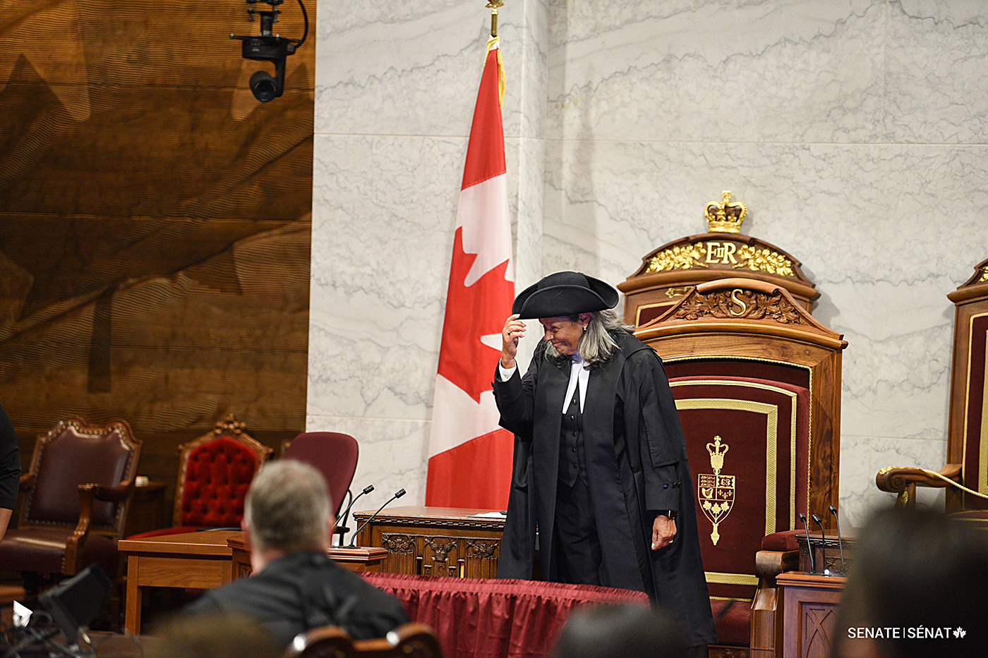 La Présidente intérimaire de l’époque, la sénateure Ringuette salue les participants de la Simulation du Sénat 2023 dans la Chambre rouge avant de prononcer le discours d’ouverture. 