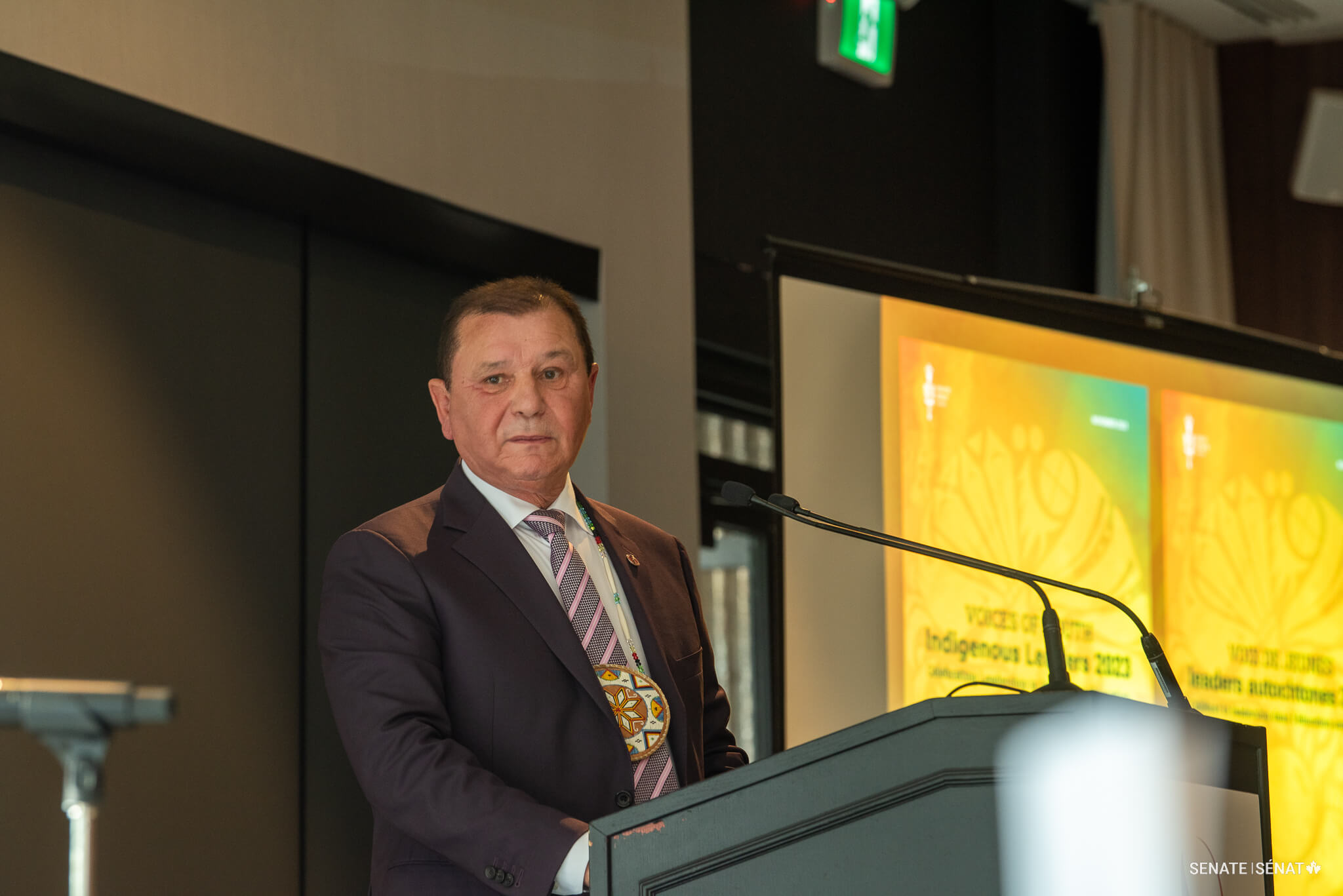 Le sénateur Brian Francis, président du Comité sénatorial des peuples autochtones, présente le rapport lors du Rassemblement national sur l’éducation autochtone d’Indspire, le 15 novembre 2023, à Montréal.