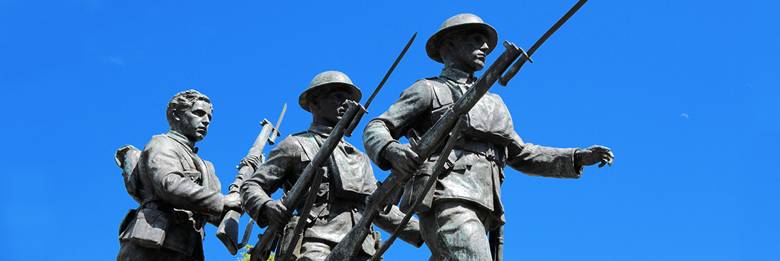 Une statue de trois soldats armés de fusils et de baïonnettes devant Province House, à Charlottetown, à l’Île-du-Prince-Édouard.
