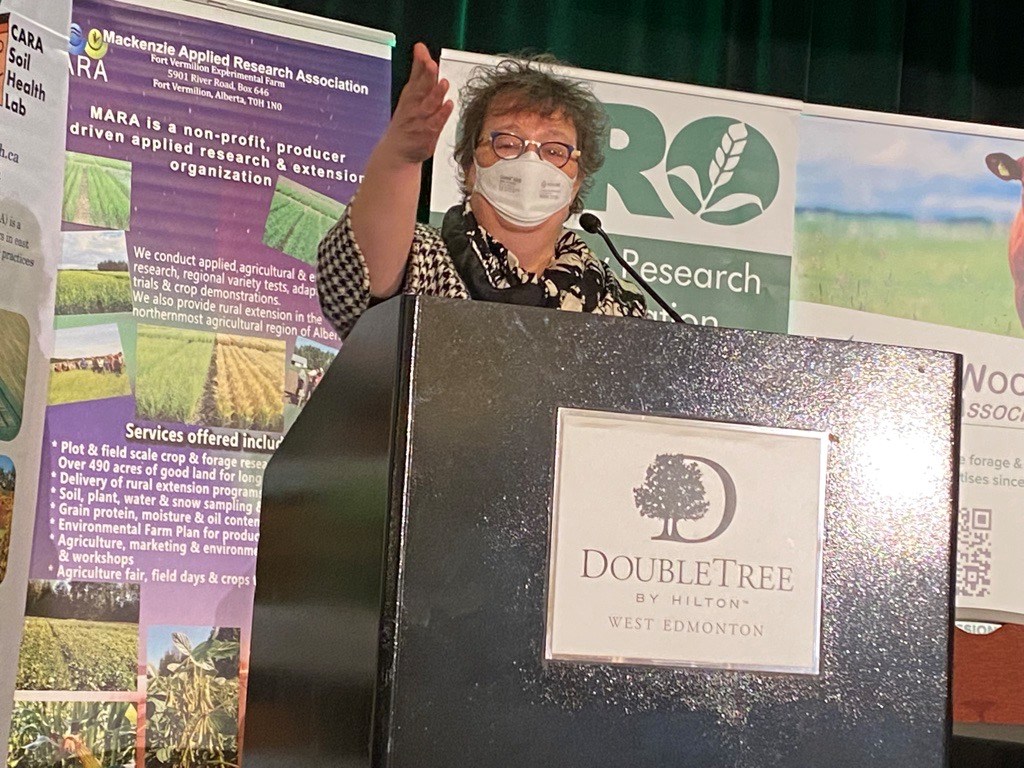 Le mardi 13 décembre 2022 – La sénatrice Paula Simons, vice-présidente du Comité sénatorial permanent de l’agriculture et des forêts, a fait le point sur l’étude en cours du comité sur l’état des sols et a appris des experts sur la santé des sols et l’agriculture lors de la Conférence de l’Ouest canadien sur la santé des sols et du pâturage à Edmonton, en Alberta.